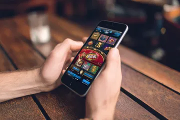 উৎসবের মুহূর্তে ঐতিহ্যবাহী পোশাক পরা এক আনন্দিত নারী তার স্মার্টফোন ব্যবহার করছেন, যা দেখায় BAJI200 অ্যাপ কীভাবে দৈনন্দিন জীবনের সঙ্গে সহজে মানিয়ে যায়।