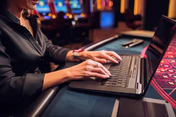 উজ্জ্বল লগইন প্রম্পটে আলোকিত একটি ল্যাপটপ—যা BAJI200–এর সুরক্ষিত প্রবেশব্যবস্থাকে নির্দেশ করে।